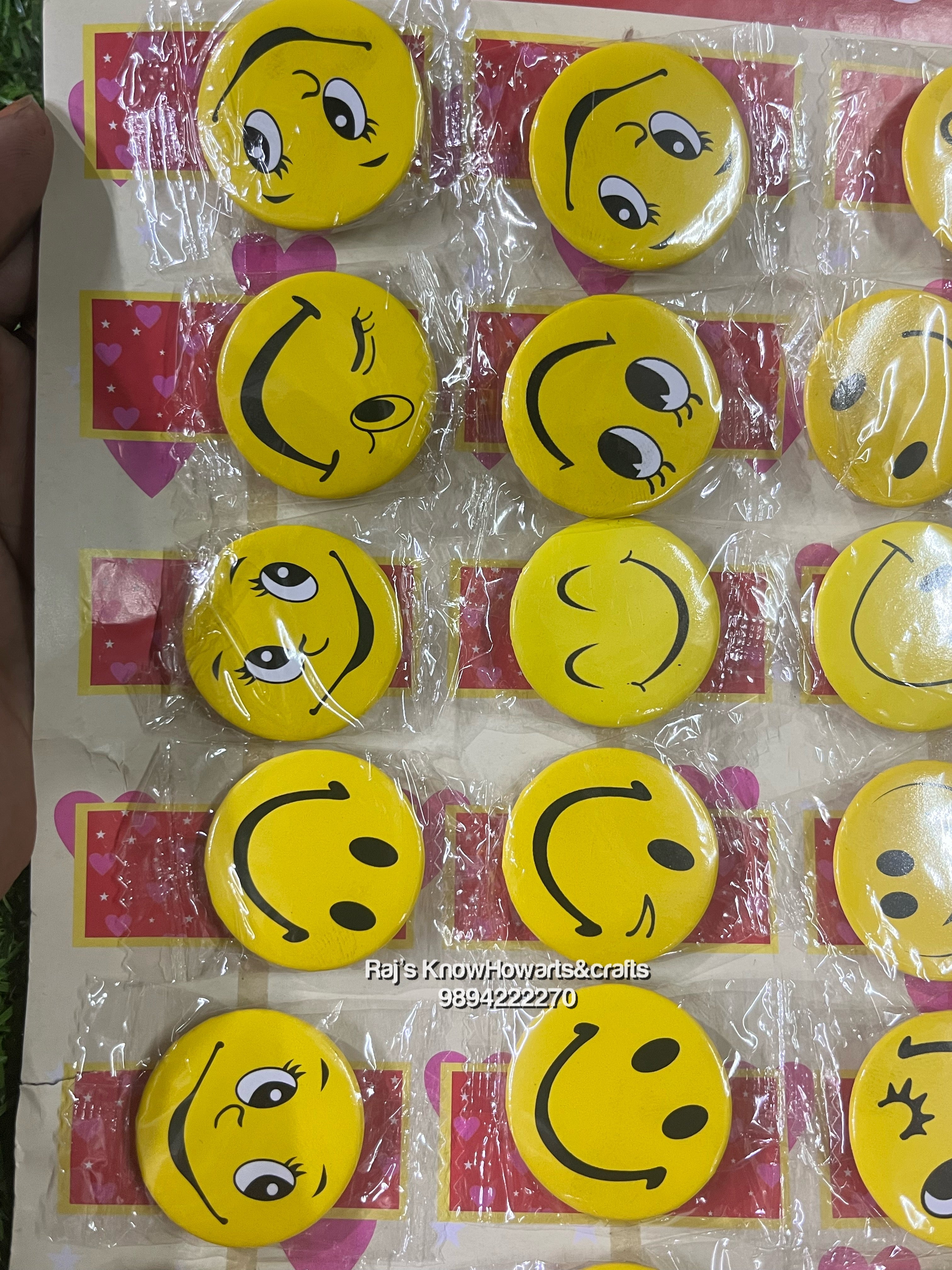 Smiley Batch mini pin