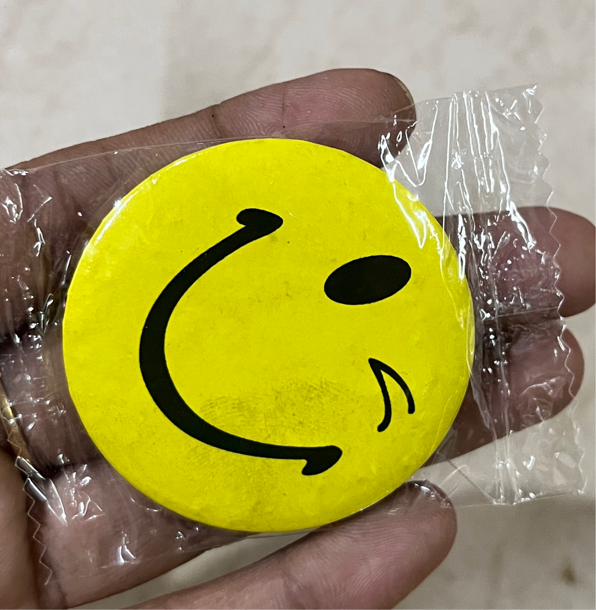 Smiley Batch Big pin – KnowHowArtCraft