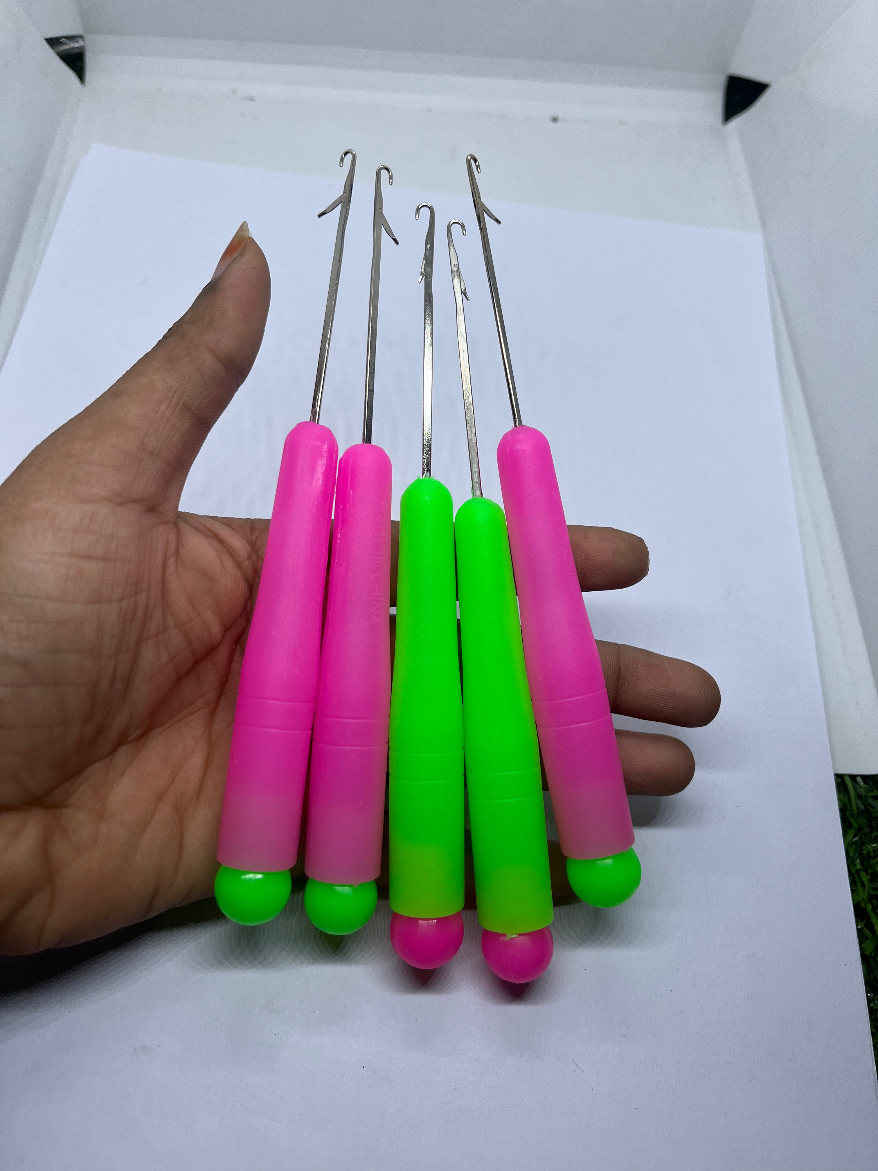 Plantinum tone plastic handle needles