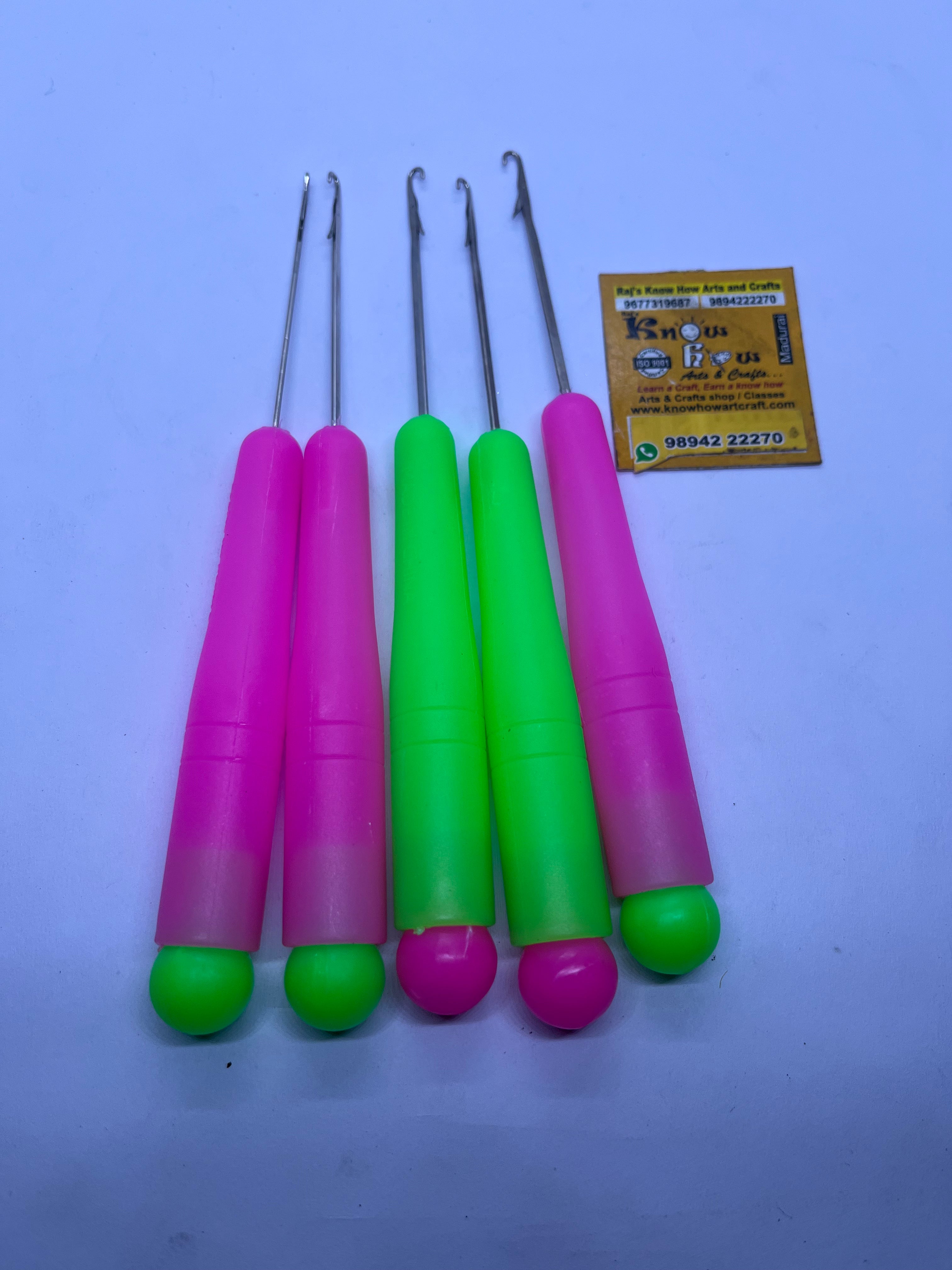 Plantinum tone plastic handle needles