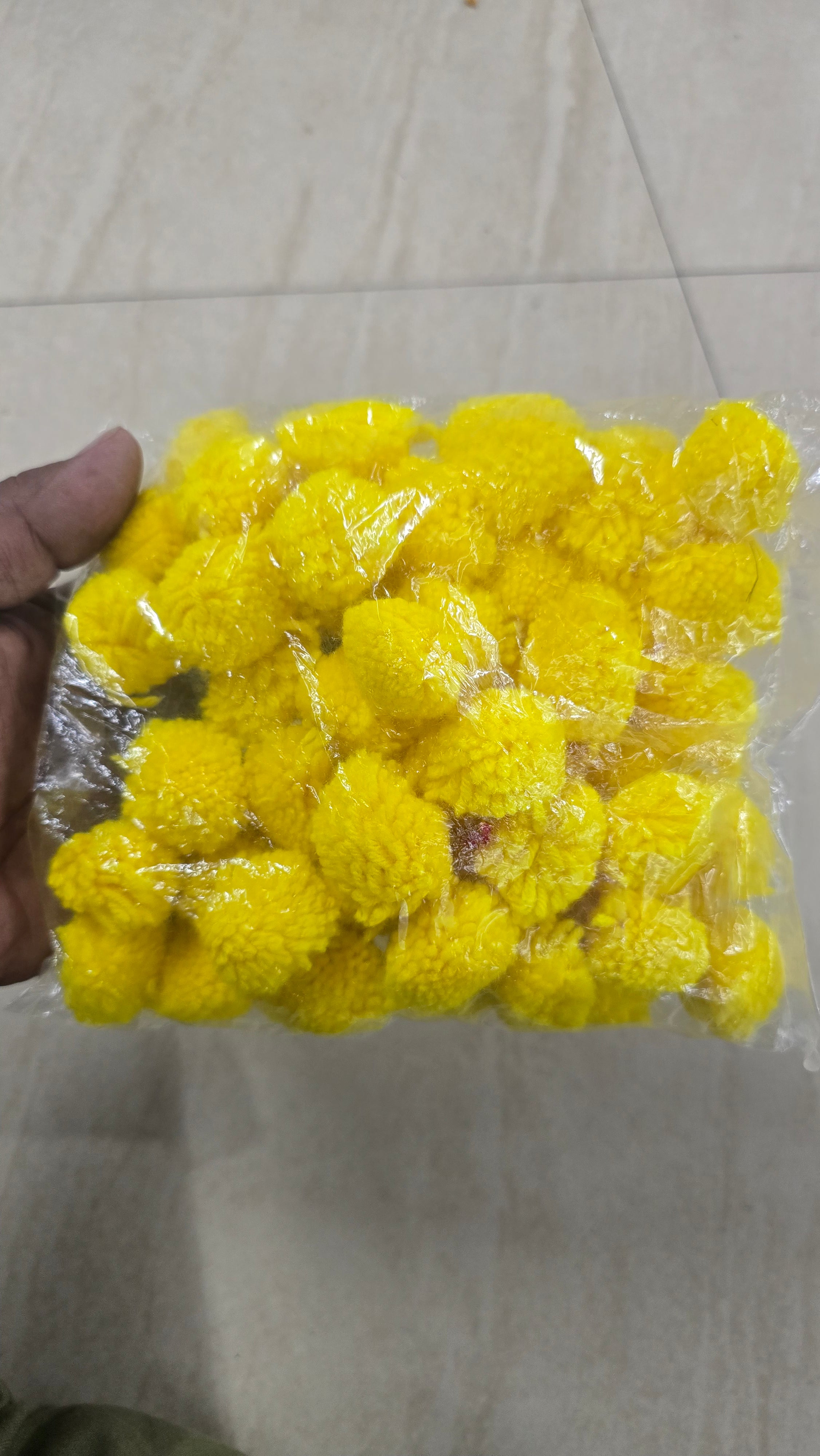Pom pom woolen thread Lemon Yellow -wpomb