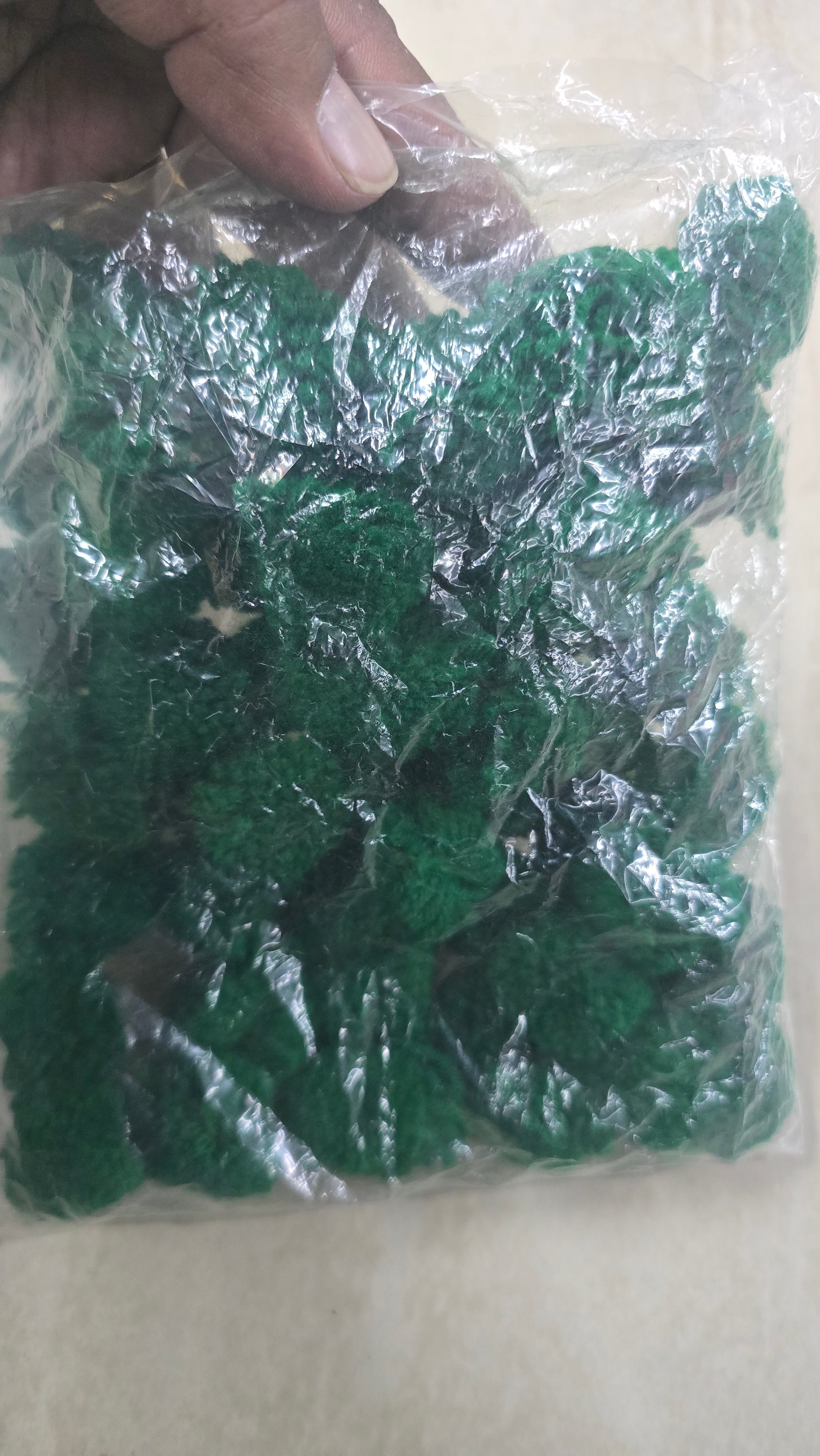 Pom pom woolen thread Dark Green wpomb