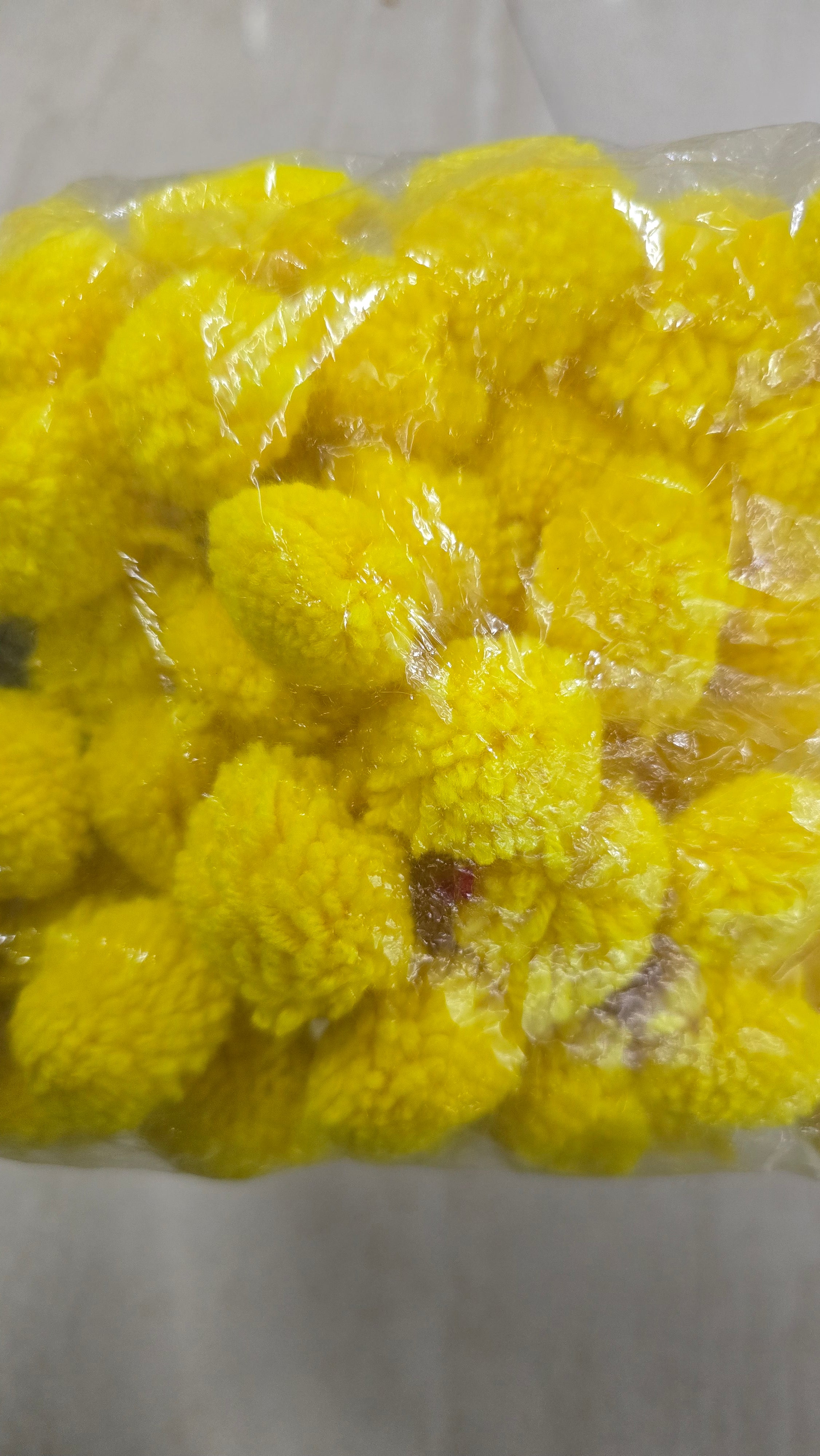 Pom pom woolen thread Lemon Yellow -wpomb