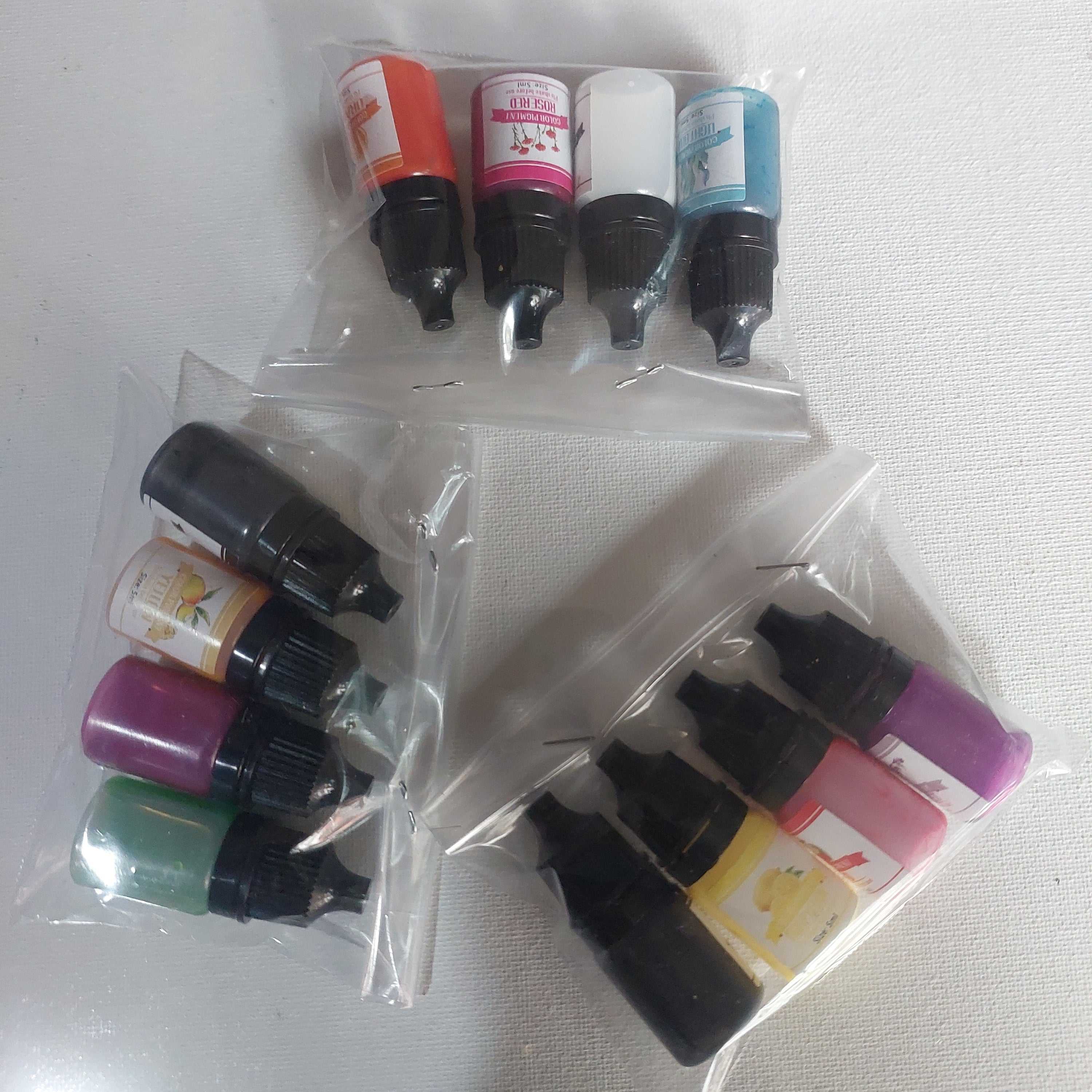 Resin pigment set of 4 assorted colors bottle in a pack