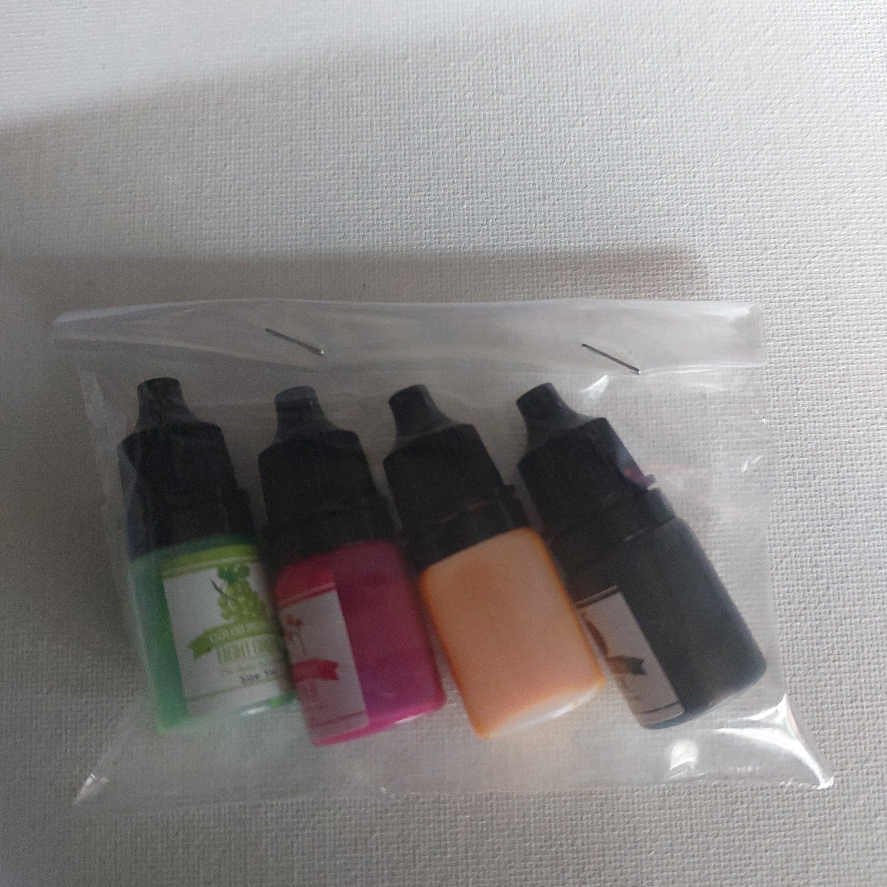 Resin pigment set of 4 assorted colors bottle in a pack